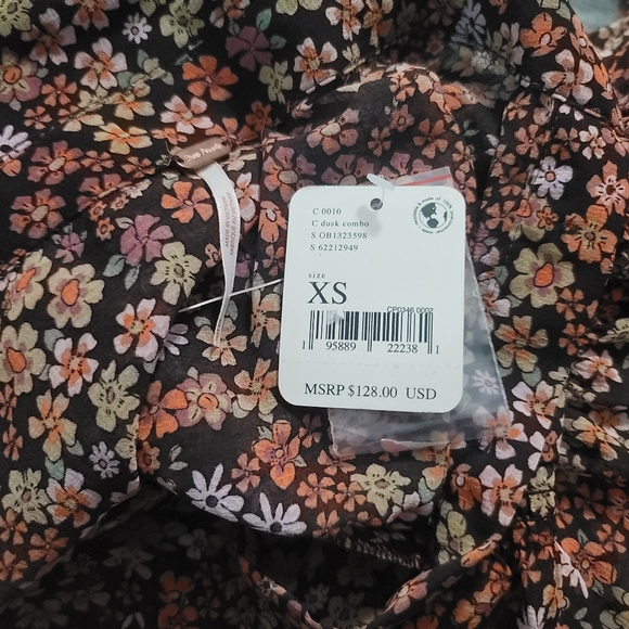 Free PeopleBonnie Floral Print Point Collar V-Neck Button Front Puff Short Sleev - Picture 8 of 11